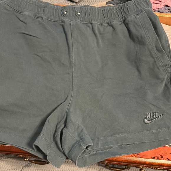 Nike Green Casual Shorts - Picture 1 of 3